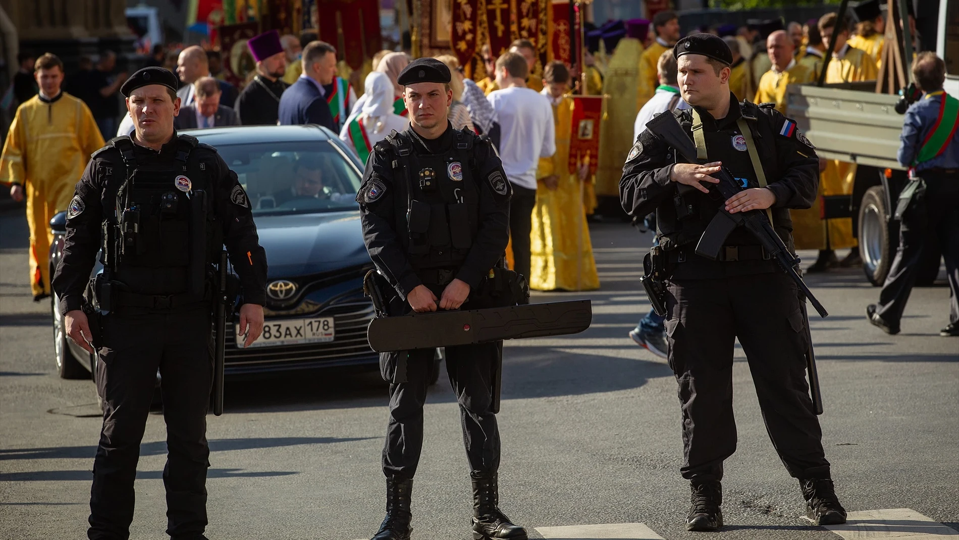Agentes de policía rusos tras el tiroteo en el colegio