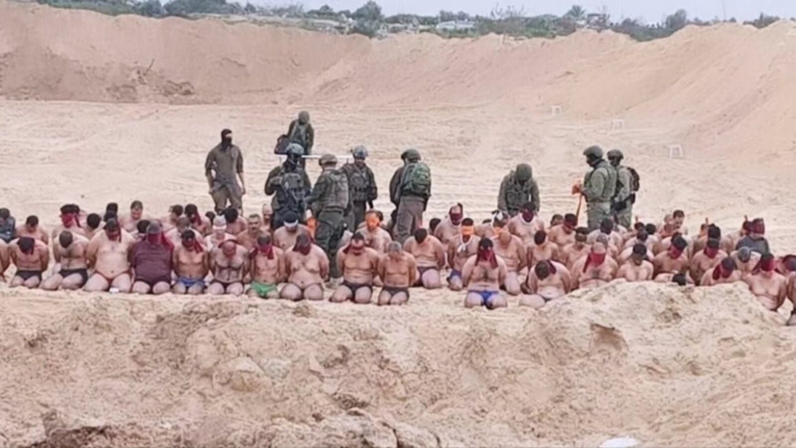 Soldados israelíes desnudan y esposan a decenas de hombres en Gaza