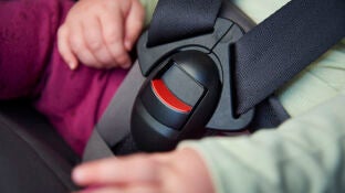 Beb&eacute; en una sillita en un coche