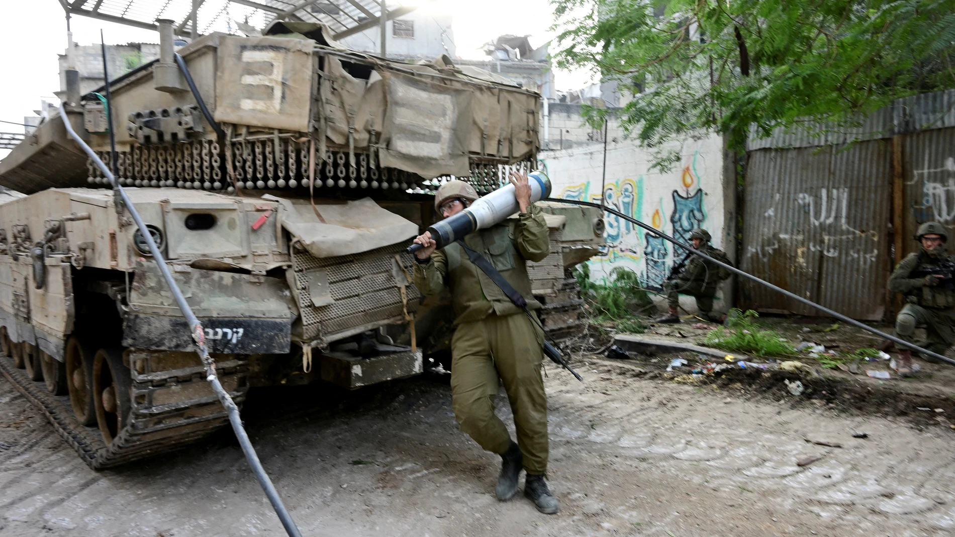Imagen de un militar israelí junto a un tanque Imagen de un militar israelí junto a un tanque