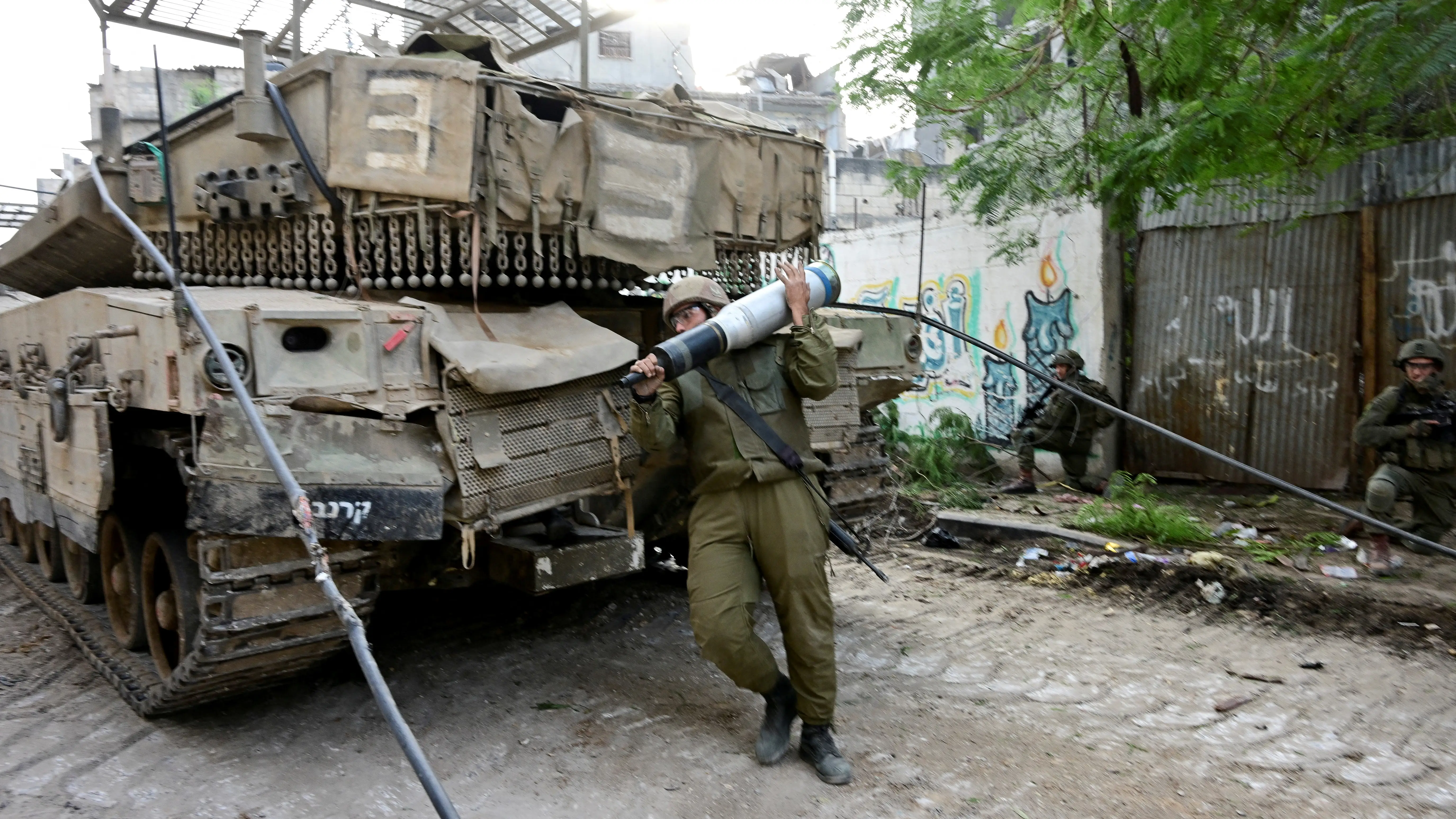 Imagen de un militar israel&iacute; junto a un tanque