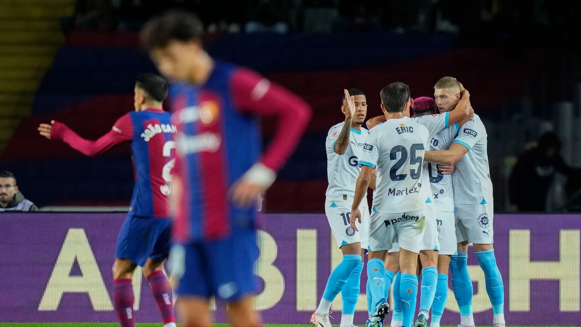 Los jugadores del Girona celebran el gol de Dovbyk