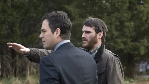 Mark Ruffalo y Joaquin Phoenix en Un cruce en el destino Mark Ruffalo y Joaquin Phoenix en Un cruce en el destino
