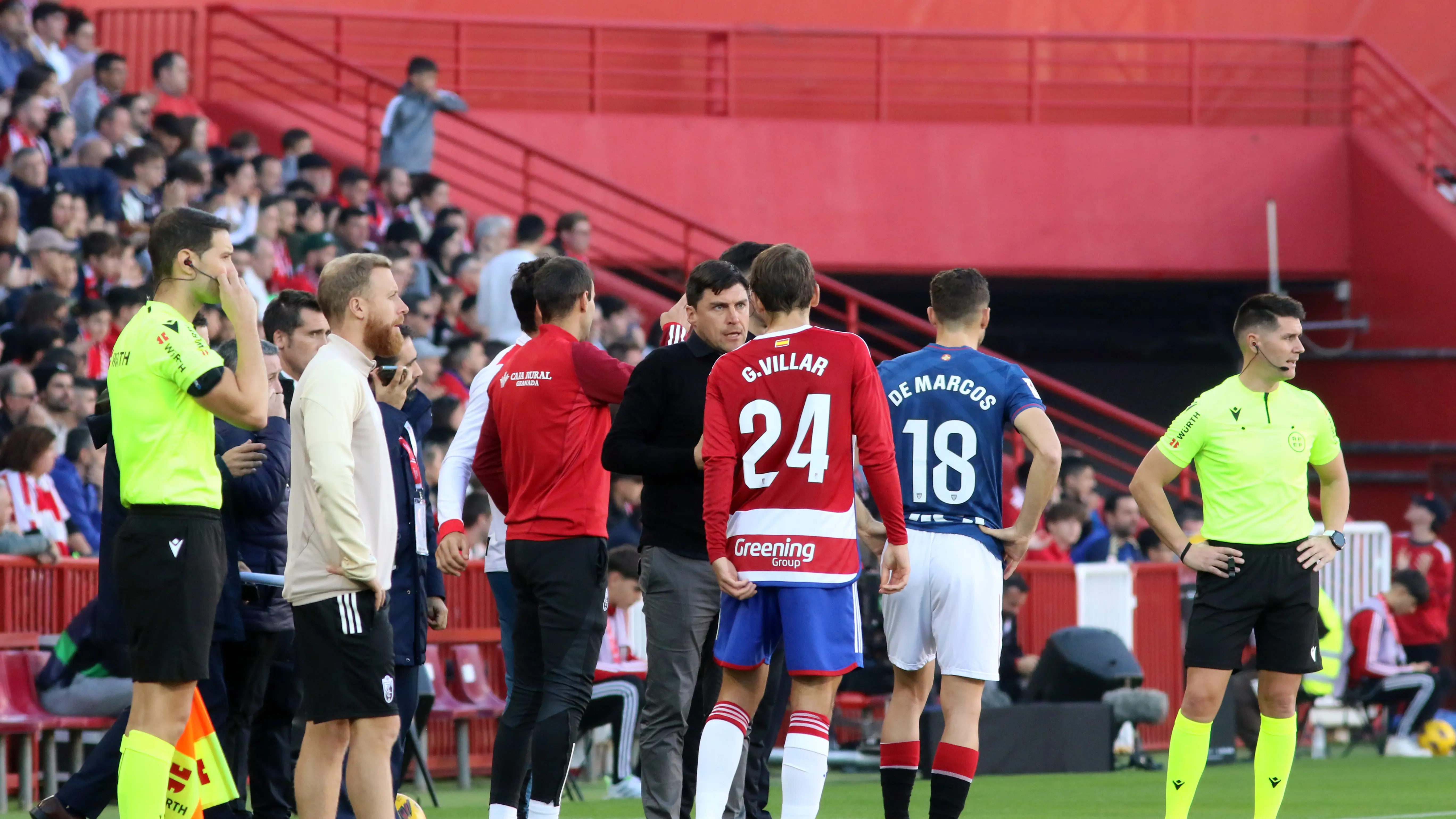 Los jugadores de Granada y Athletic sobre el c&eacute;sped del estadio Nuevo los C&aacute;rmenes
