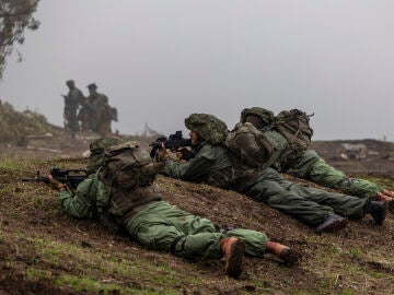 Miembros del ejército israelí participan en un simulacro al norte de Qatsrin, en los Altos del Golán.