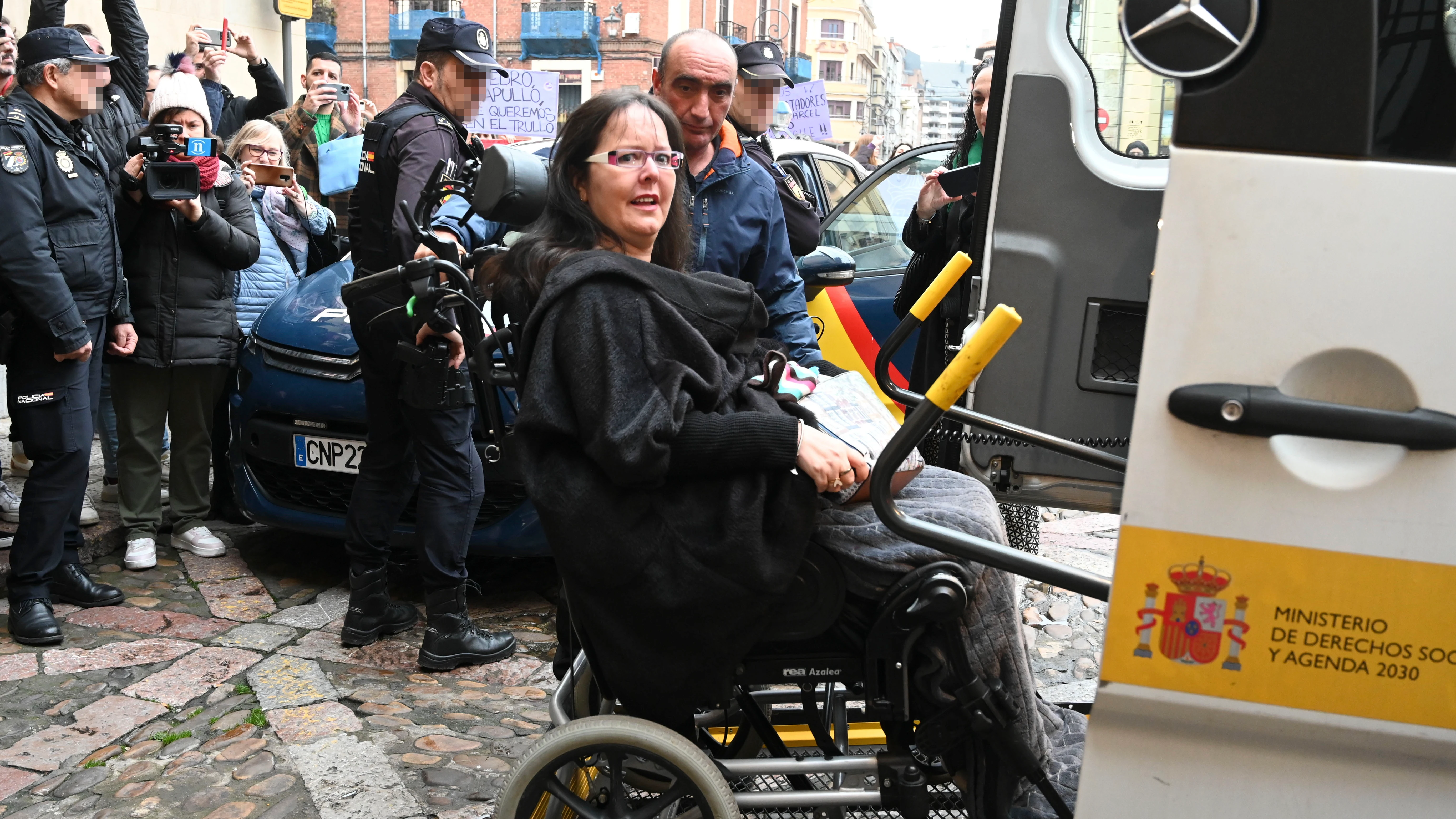  Raquel D&iacute;az , exmujer de Pedro Mu&ntilde;oz, a su llegada al juicio por malos tratos este lunes en la Audiencia Provincial de Le&oacute;n