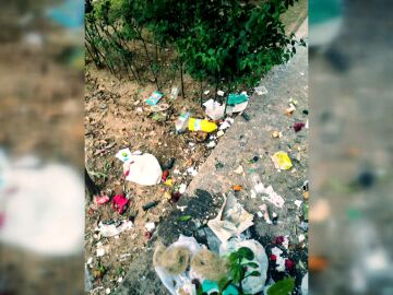 Arde un patio comunitario en Torrejón por la acumulación de basura de un vecino: "Nos hace la vida imposible"