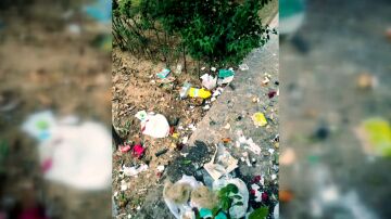 Arde un patio comunitario en Torrejón por la acumulación de basura de un vecino: "Nos hace la vida imposible"