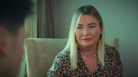 Sarp, sorprendido ante la petición de Şevval: "¿Lo harías por tu madre?" Sarp, sorprendido ante la petición de Şevval: "¿Lo harías por tu madre?"