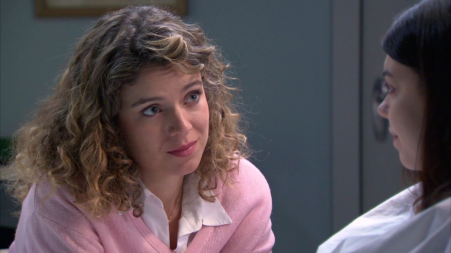 Lola y Malena pasan la noche juntas en el hospital entre confidencias: “Tienes que ser fuerte”