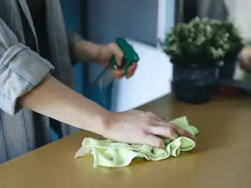 Limpiando la encimera Limpiando la encimera