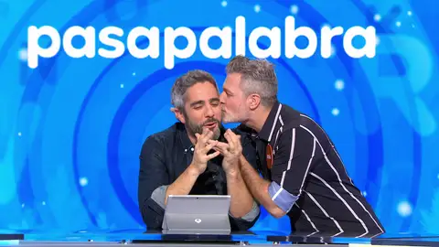 El beso de Jesús Olmedo a Roberto Leal: “Separarme de ti no es fácil” El beso de Jesús Olmedo a Roberto Leal: “Separarme de ti no es fácil”
