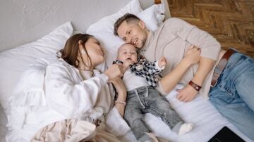 Padre y madre con su hijo