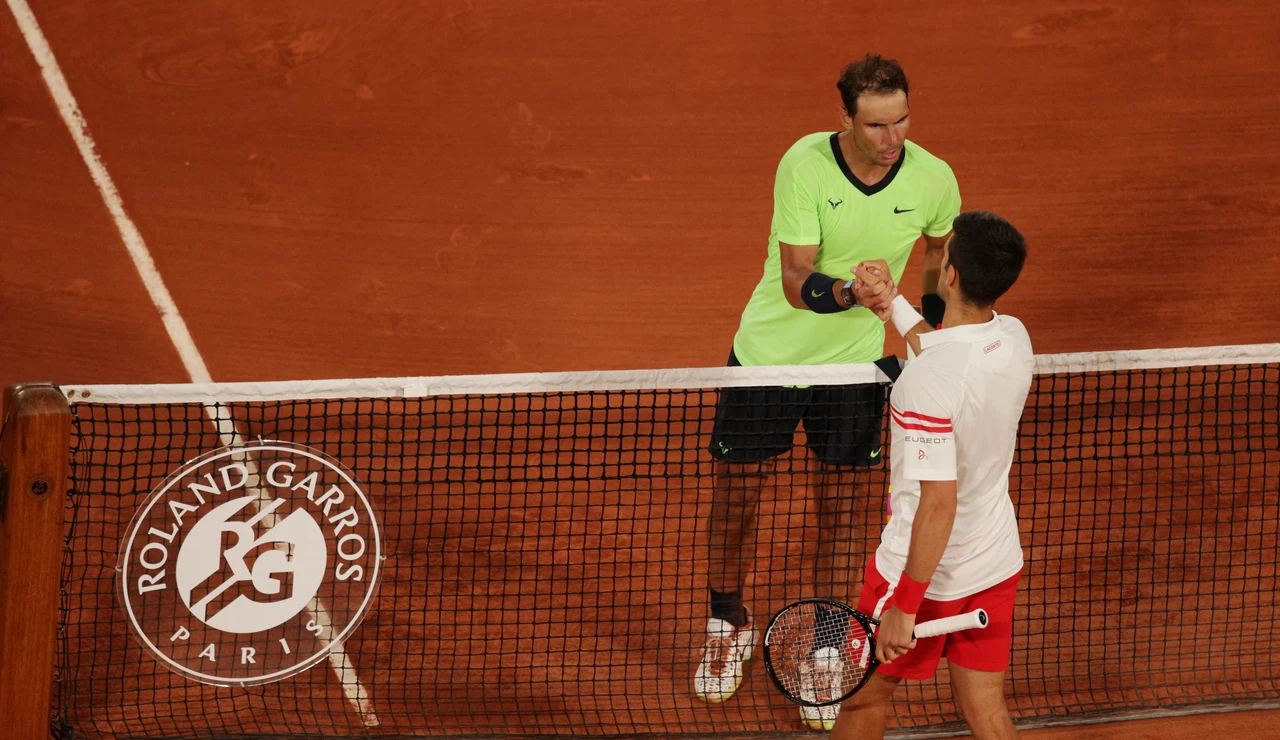 Rafa Nadal y Novak Djokovic se saludan tras un partido de Roland Garros en 2021