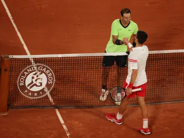 Rafa Nadal y Novak Djokovic se saludan tras un partido de Roland Garros en 2021 Rafa Nadal y Novak Djokovic se saludan tras un partido de Roland Garros en 2021