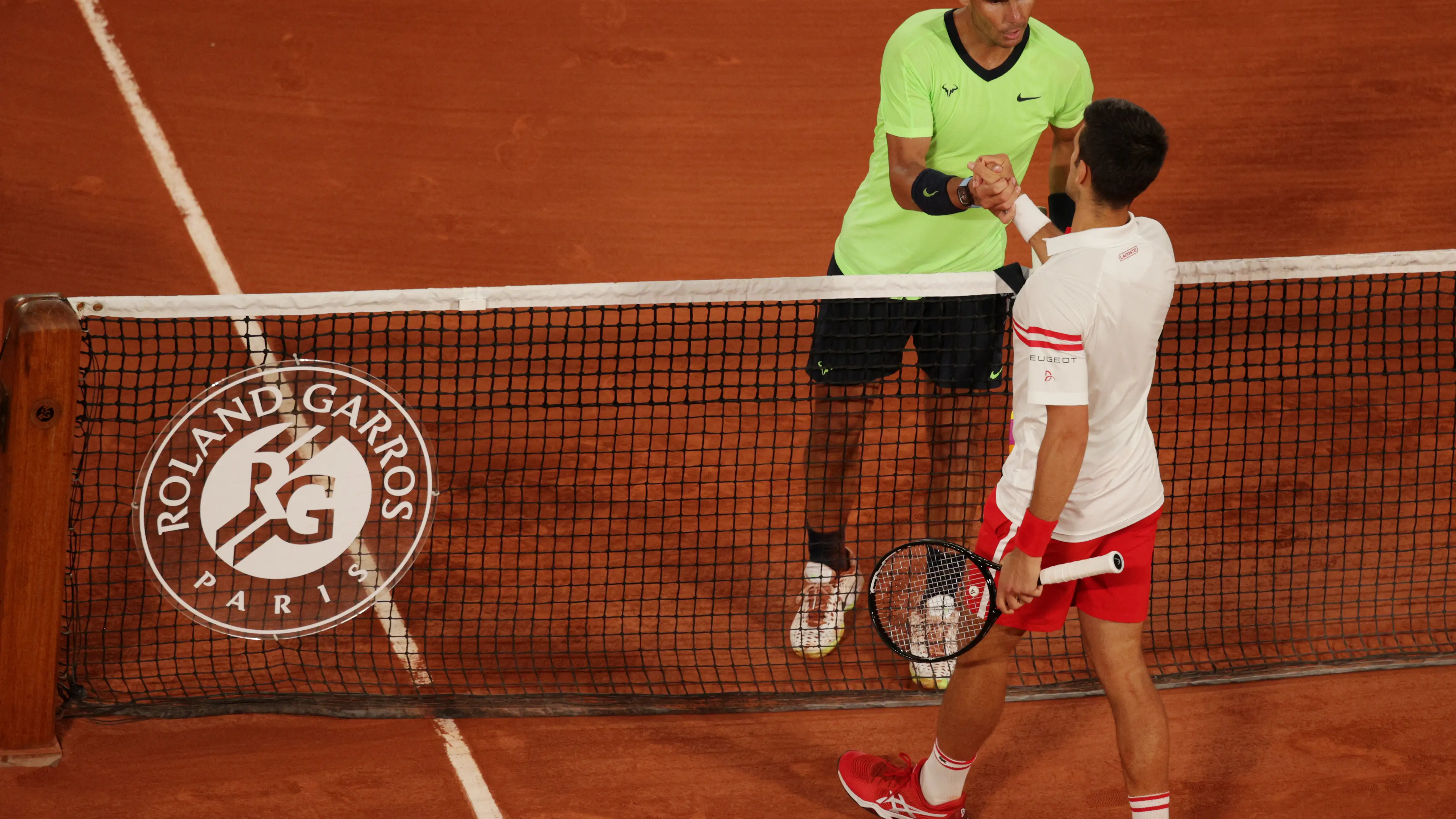 Rafa Nadal y Novak Djokovic se saludan tras un partido de Roland Garros en 2021 Rafa Nadal y Novak Djokovic se saludan tras un partido de Roland Garros en 2021