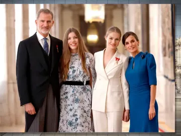 Los Reyes felicitan la Navidad con una fotografía tomada el día de la jura de la Constitución de la princesa Leonor Los Reyes felicitan la Navidad con una fotografía tomada el día de la jura de la Constitución de la princesa Leonor