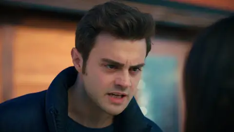 Süsen pretendía ayudar a Ömer, pero él lo descubre y le devuelve el dinero: "Aléjate de mí" Süsen pretendía ayudar a Ömer, pero él lo descubre y le devuelve el dinero: "Aléjate de mí"