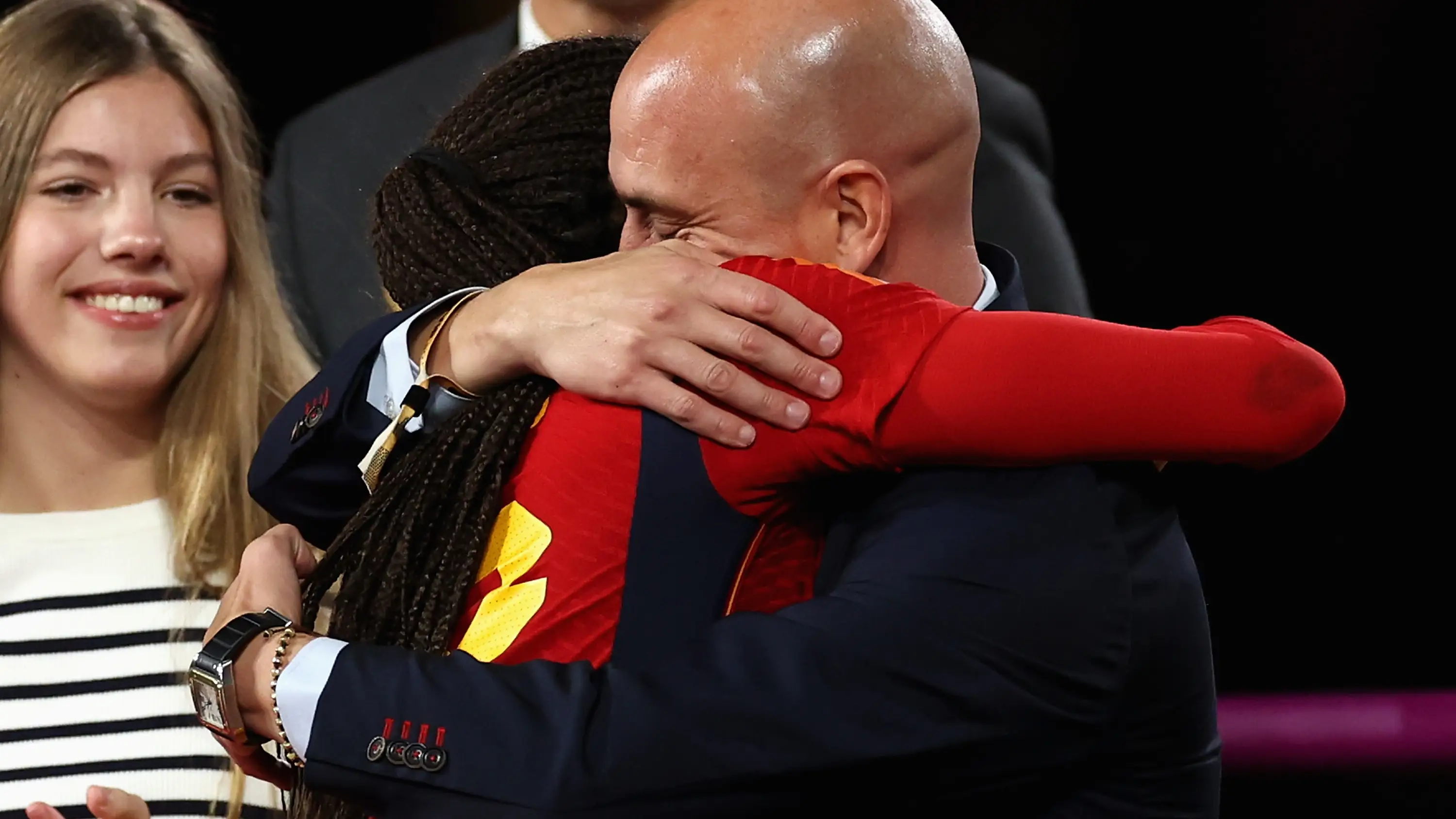 Abrazo de Rubiales a Salma Paralluelo tras la final