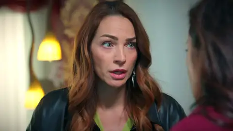 Sengül se enfrenta a Ayla al descubrir que ha sido ella quien la ha estafado: "Lo vas a pagar muy caro" Sengül se enfrenta a Ayla al descubrir que ha sido ella quien la ha estafado: "Lo vas a pagar muy caro"