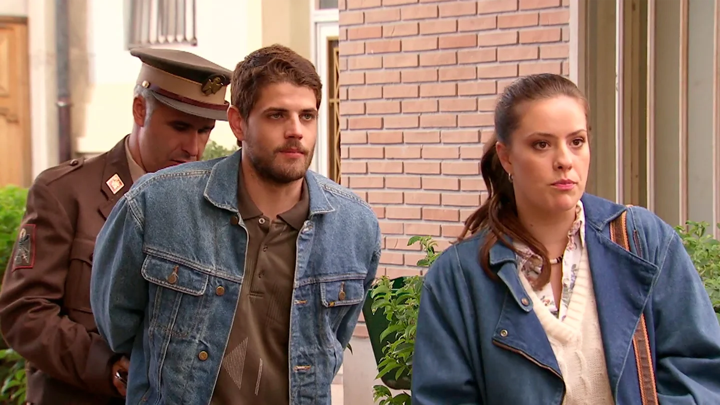 Detención inesperada: Carlos y Gala ven truncarse sus planes de futuro en Corfú Detención inesperada: Carlos y Gala ven truncarse sus planes de futuro en Corfú