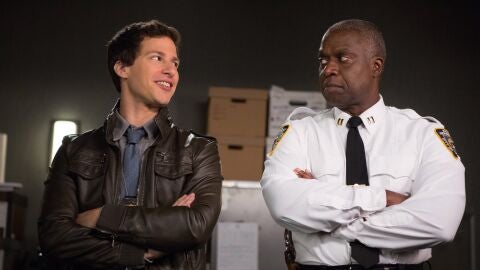 Andy Samberg y Andre Braugher en Brooklyn Nine-Nine