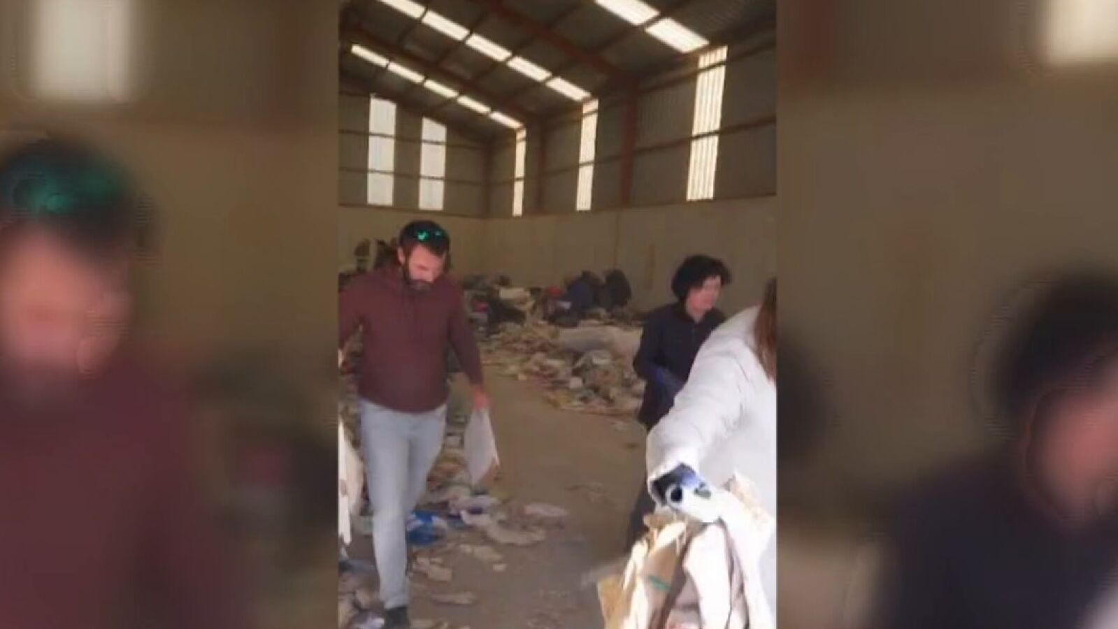Los afectados por el derrumbe de un edificio en Teruel buscan 6 meses después sus recuerdos entre escombros