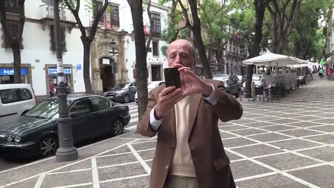 Miguel Ángel Otte, el padre de Carmen Otte, graba a la prensa Miguel Ángel Otte, el padre de Carmen Otte, graba a la prensa