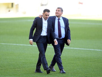 Xavi Hernández y Joan Laporta en el acto de presentación del primero como entrenador del Barça