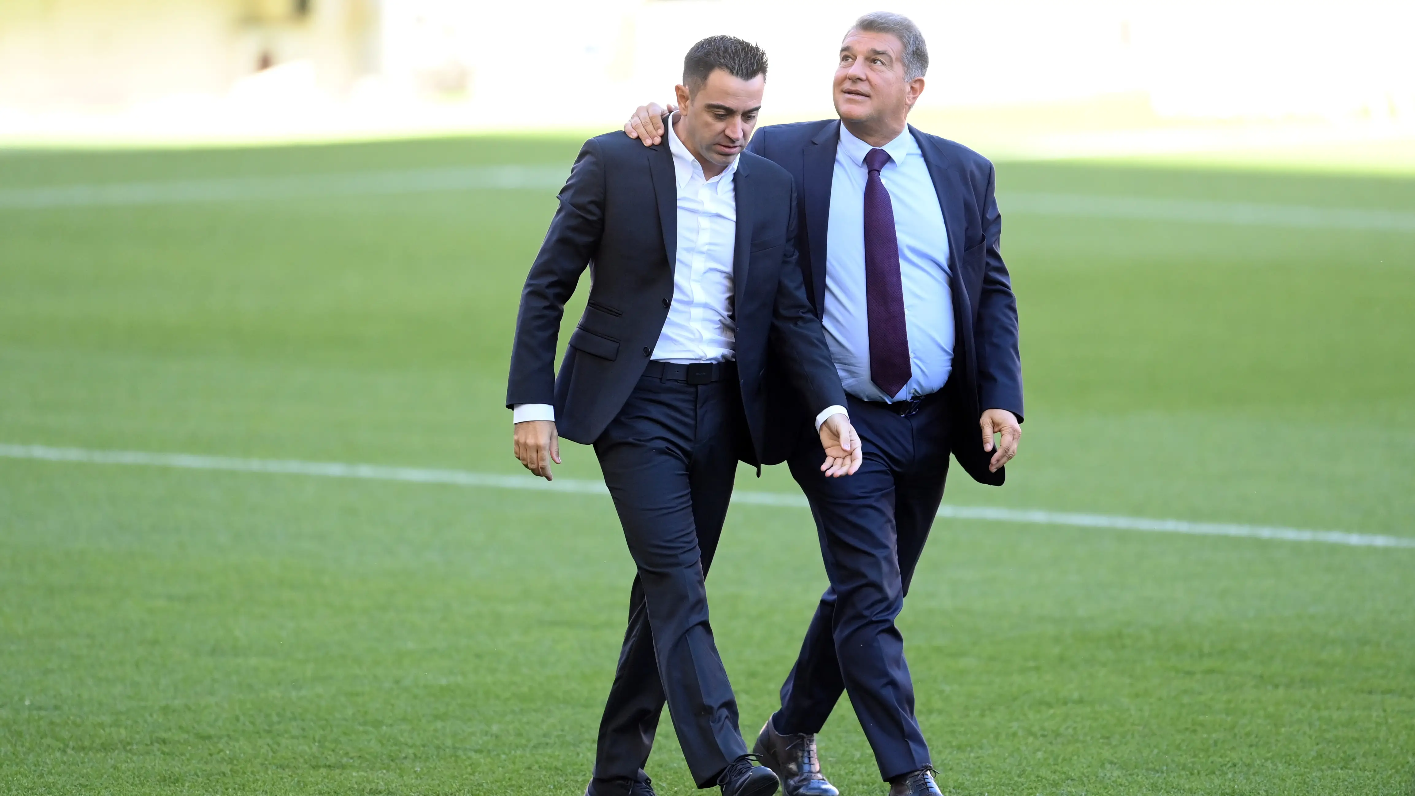 Xavi Hern&aacute;ndez y Joan Laporta en el acto de presentaci&oacute;n del primero como entrenador del Bar&ccedil;a