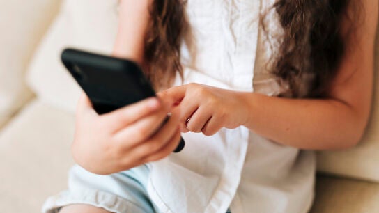 Una ni&ntilde;a con el m&oacute;vil