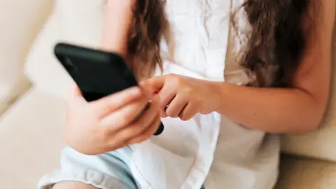 Una niña con el móvil Una niña con el móvil