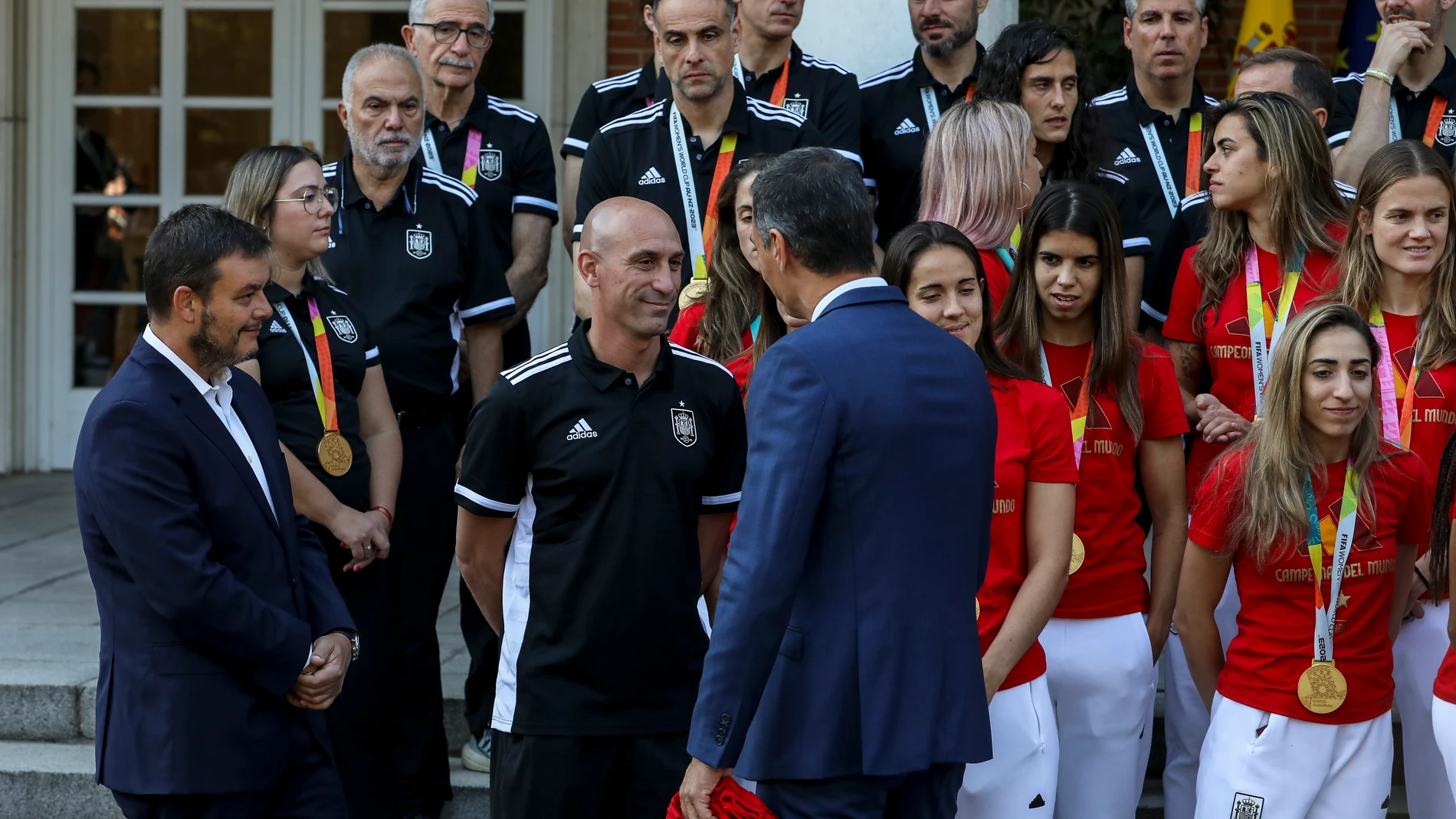 Luis Rubiales saluda a Pedro Sánchez en su visita a La Moncloa