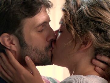 Lola y Rom&aacute;n sellan su amor con un apasionado beso: "La vida nos ha regalado otra oportunidad"