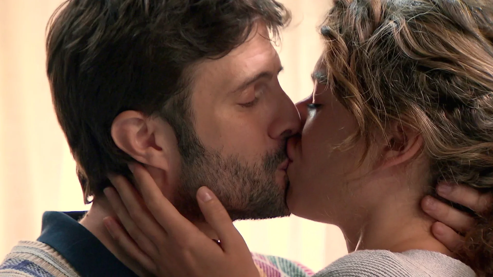Lola y Román sellan su amor con un apasionado beso: "La vida nos ha regalado otra oportunidad" Lola y Román sellan su amor con un apasionado beso: "La vida nos ha regalado otra oportunidad"
