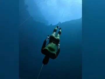 Alexei Molchanov sumergiéndose a 136 metros Alexei Molchanov sumergiéndose a 136 metros