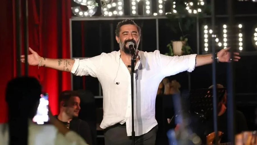 Showman, cantante y actor: así es Celil Nalçakan, el intérprete que da vida a Akif en Hermanos Showman, cantante y actor: así es Celil Nalçakan, el intérprete que da vida a Akif en Hermanos