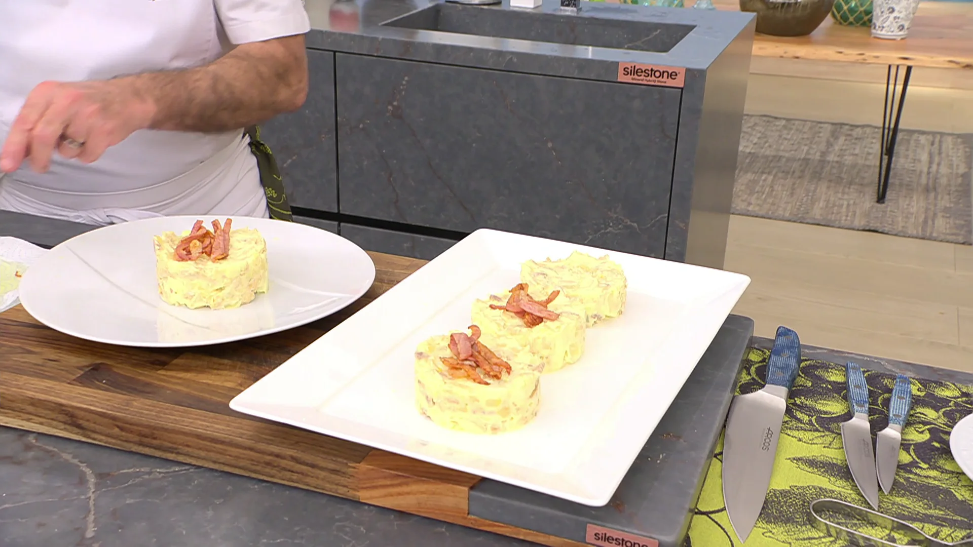 Arguiñano: ensaladilla de pollo y manzana con bacon crujiente, la combinación perfecta de dulce y salado