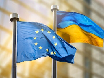 Banderas de la UE y de Ucrania