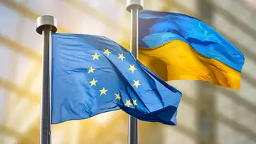 Banderas de la UE y de Ucrania