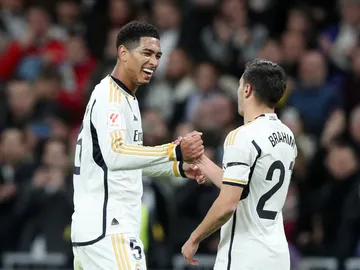 Jude Bellingham y Brahim se saludan en el partido entre el Real Madrid y el Granada (2-0) Jude Bellingham y Brahim se saludan en el partido entre el Real Madrid y el Granada (2-0)
