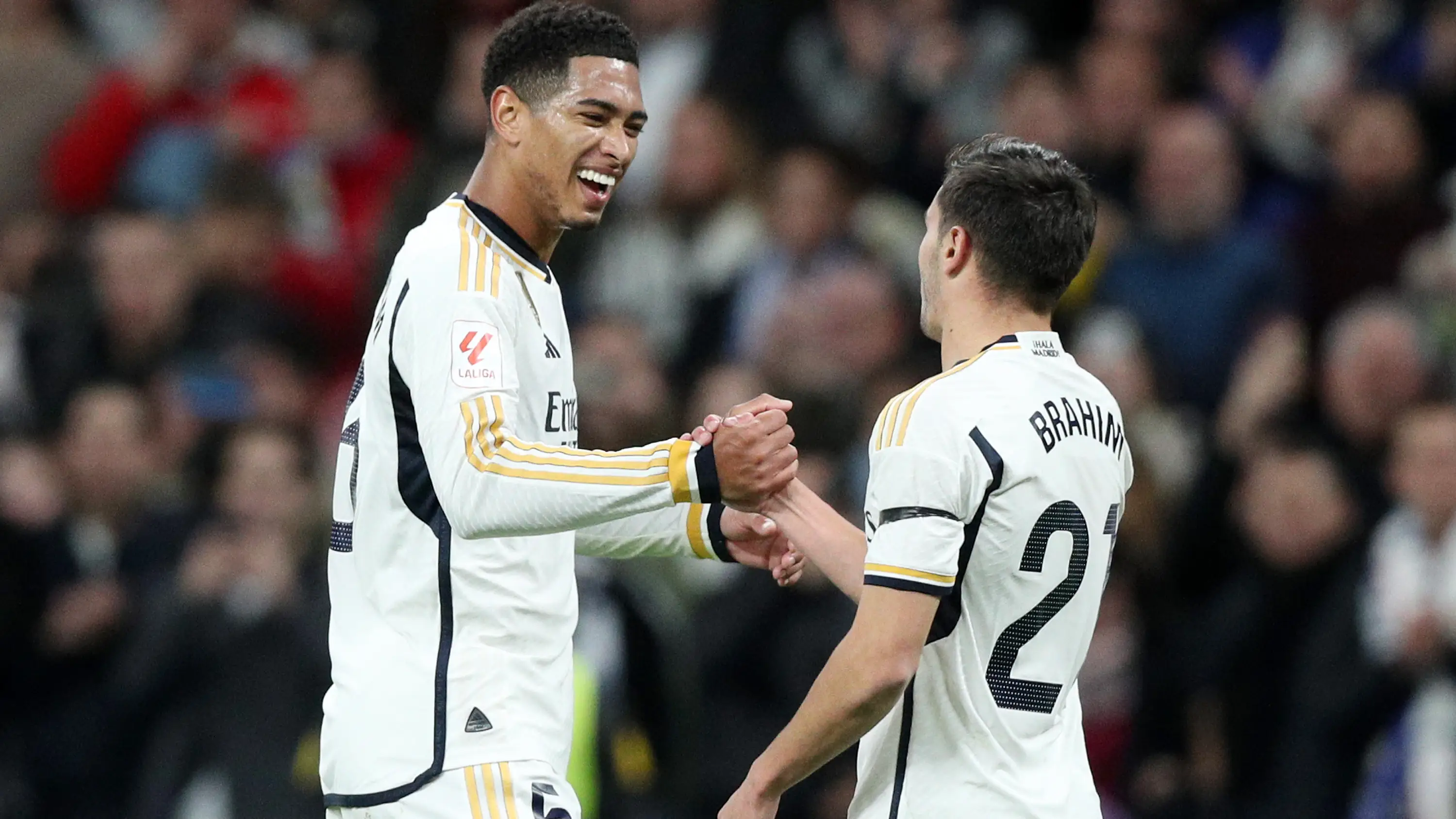 Jude Bellingham y Brahim se saludan en el partido entre el Real Madrid y el Granada (2-0) Jude Bellingham y Brahim se saludan en el partido entre el Real Madrid y el Granada (2-0)