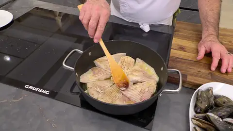 Trocea la raya, salpimienta por ambos lados y séllala en una cazuela Trocea la raya, salpimienta por ambos lados y séllala en una cazuela