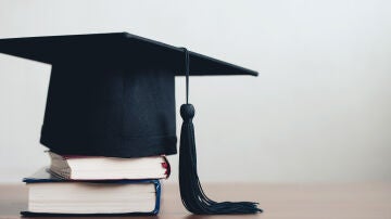 Gorra de graduación en una pila de libros