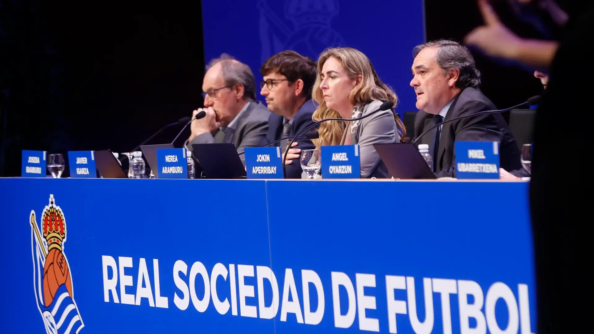 Jokin Aperribay (d) en la Junta General de Accionistas de la Real