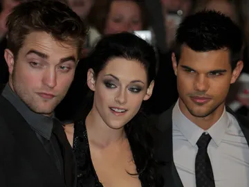 Robert Pattinson, Kristen Stewart y Taylor Lautner, protagonistas de Crepúsculo Robert Pattinson, Kristen Stewart y Taylor Lautner, protagonistas de Crepúsculo