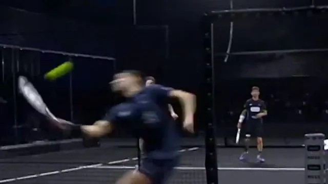 V&Iacute;DEO: La inconcebible salida de pista de Agust&iacute;n Tapia en su debut en el Master Final de p&aacute;del