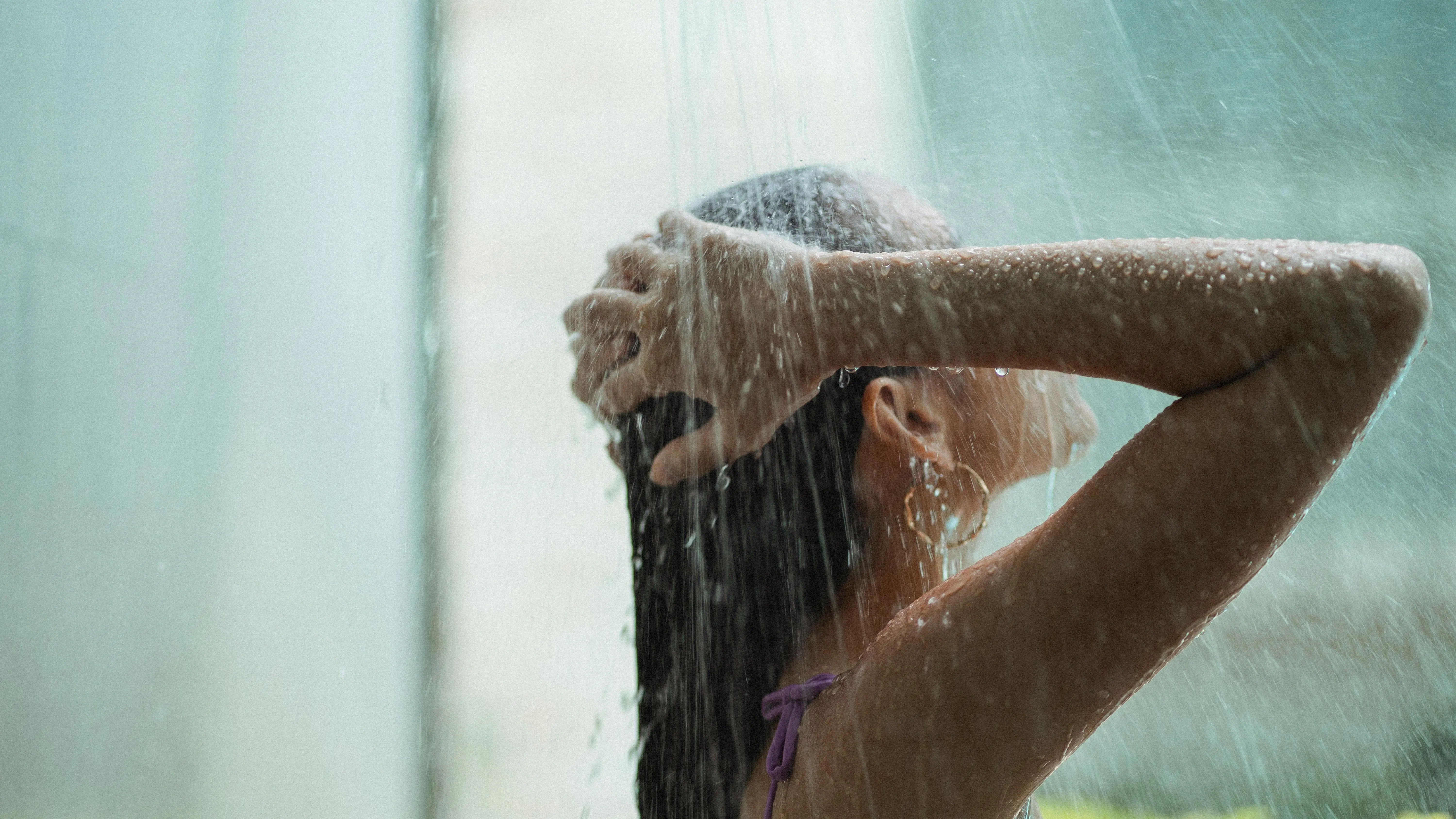 Mujer lavándose el pelo Mujer lavándose el pelo