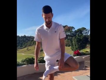 Novak Djokovic haciendo un reto que ha compartido en sus redes sociales