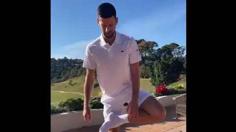Novak Djokovic haciendo un reto que ha compartido en sus redes sociales Novak Djokovic haciendo un reto que ha compartido en sus redes sociales